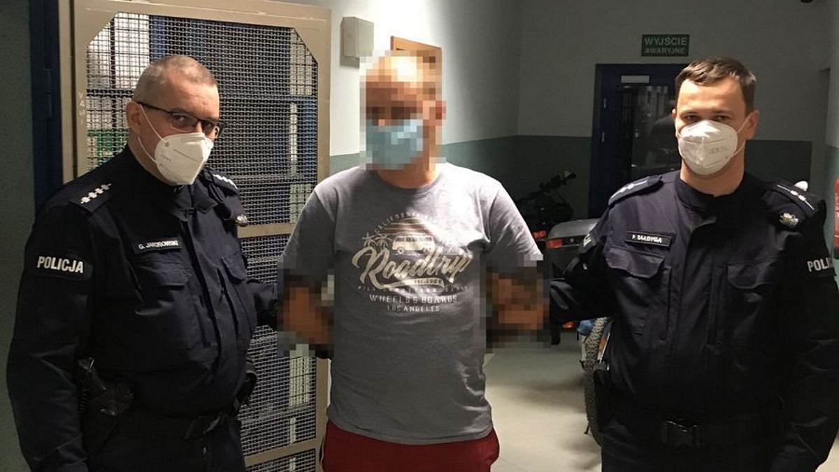 Uderzył barkiem interweniującego policjanta, został zatrzymany. 