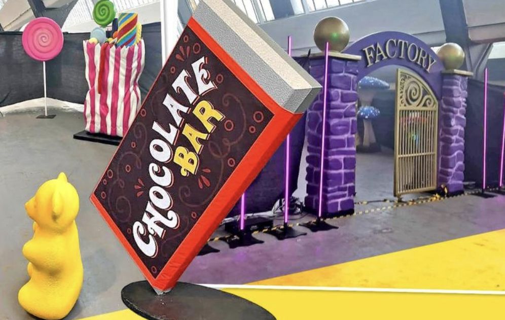 Magazyn z betonową podłogą i kilkoma plastikowymi rekwizytami miał imitować bajeczną krainę czekolady Willy'ego Wonki