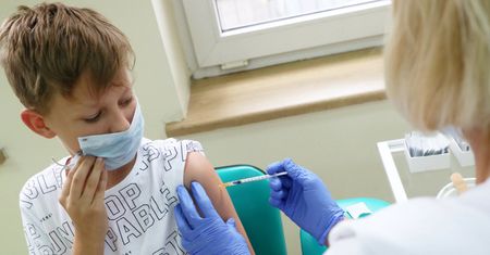 Szczepienia. Możliwe trzy dawki dla dzieci