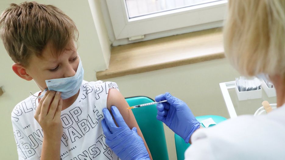 Szczepienie przeciw COVID-19 uczni�w szko?y podstawowejFot. Piotr Molecki/East News, Warszawa, 16.09.2021. Szczepienie przeciw covid-19 uczniow szkoly podstawowej w przychodni lekarskiej.Piotr Molecki