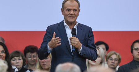 Wałęsa wprosił się sam. Tusk wyraźnie zaskoczony