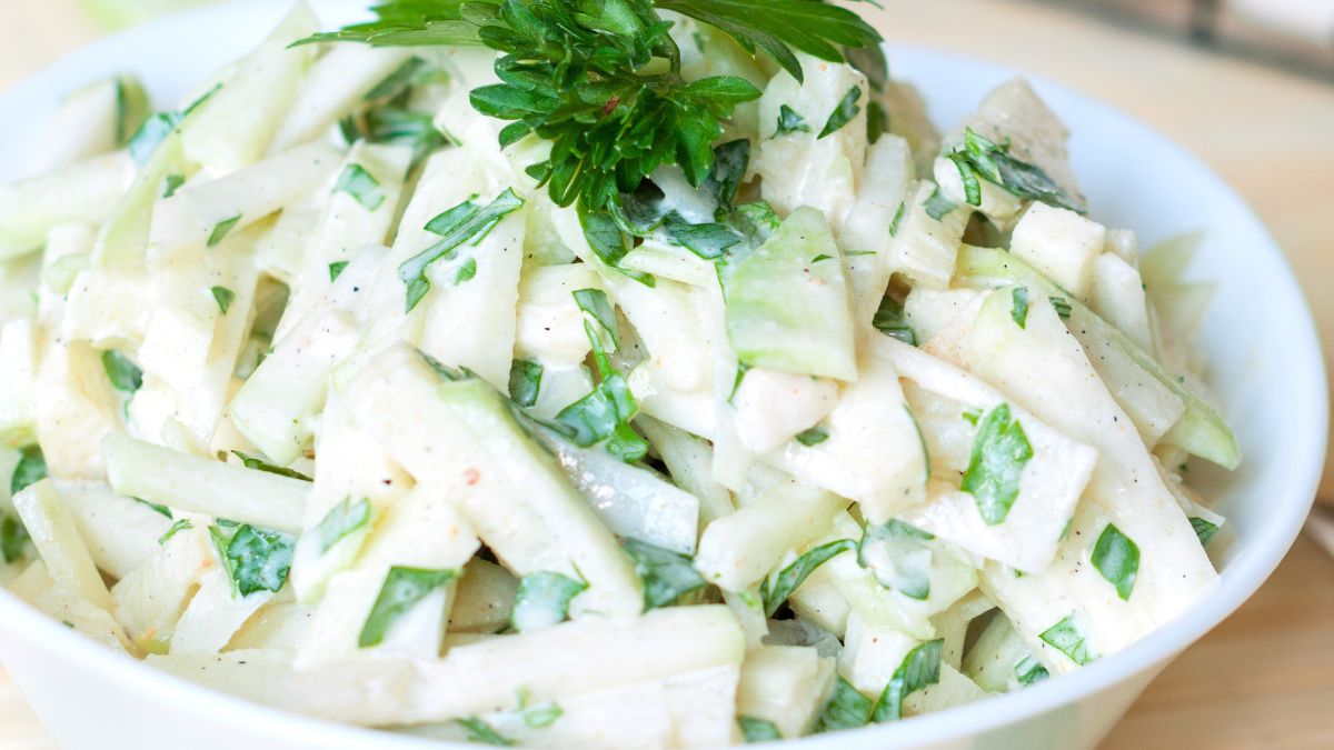 Zakochasz się w tej chrupiącej surówce z kalarepy 