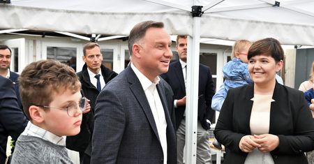 Wybory 2020. Andrzej Duda prezentuje Kartę Rodziny. Fala komentarzy w internecie