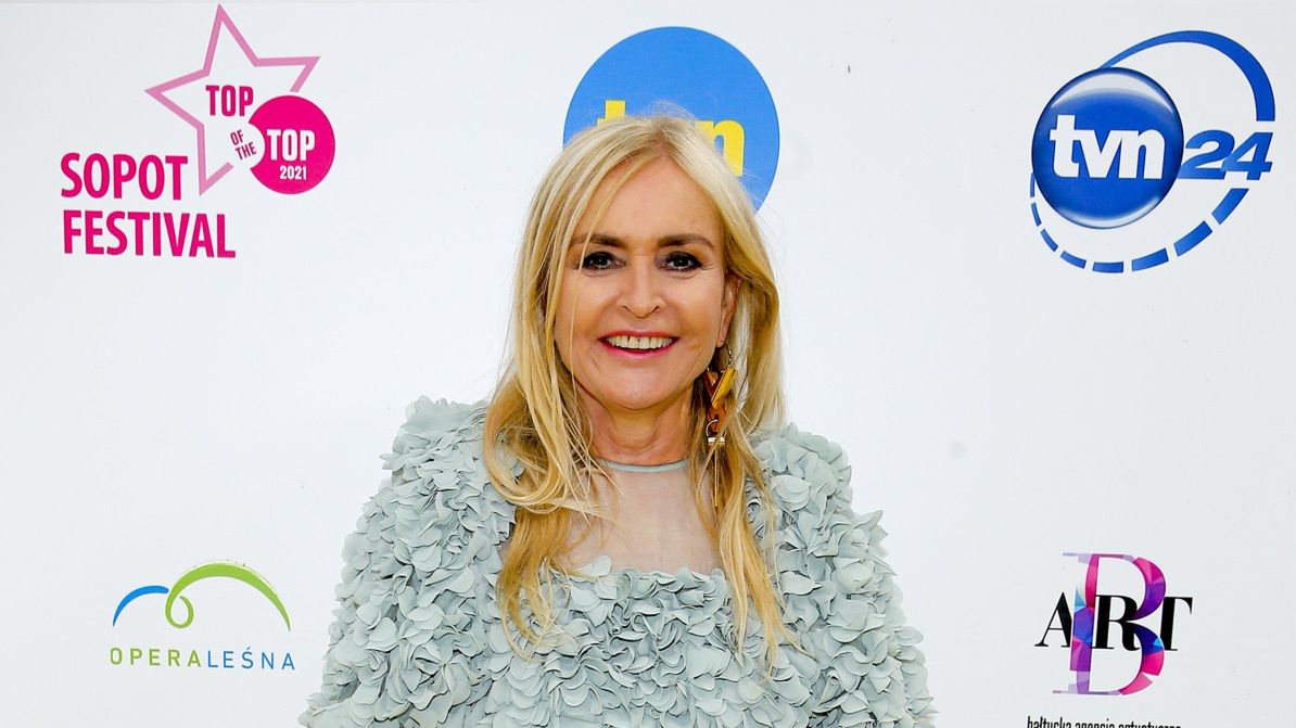 scena z: Monika Olejnik, SK:, , fot. Podlewski/AKPAsukienka fantazyjna, sukienka szara, sukienka z falbankami, sylwetka, TOP Of the TOP Festival, Top of the Top Sopot Festival, Top of the Top Sopot Festival 2021 - czwartek, buty damskie, buty na obcasach, buty bez palców, Monika Olejnik