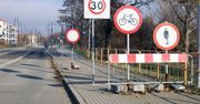 Legnica: Ul. Mickiewicza jest przejezdna. Znaki drogowe zaprzeczają
