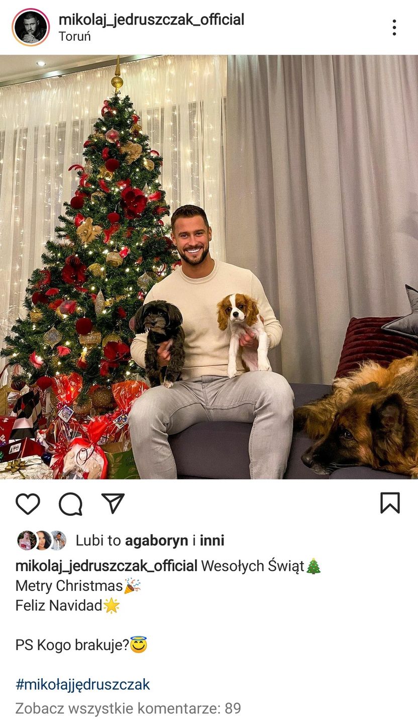 Mikołaj Jędruszczak pozuje z psami.