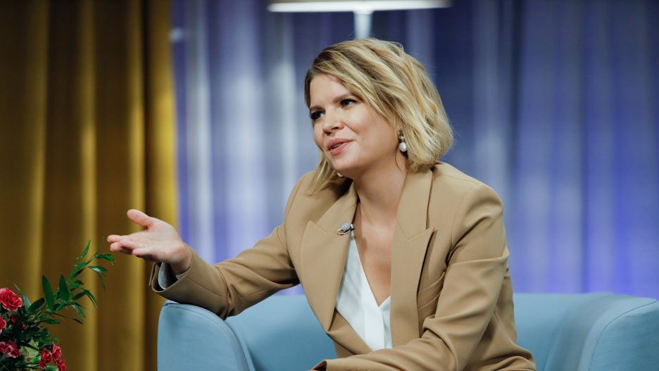 Finał programu "Rolnik szuka żony"  Dużymi krokami zbliża się wielki finał programu "Rolnik szuka żony". TVP1 wyemituje go 1 grudnia o 21.15. Szósty sezon, podobnie jak pięć poprzednich, cieszy się ogromną popularnością wśród widzów. Tym razem miłości na całe życie poszukują rolnicy: Adrian, Seweryn, Sławomir oraz Jakub. Każdy z nich zaprosił do swojego gospodarstwa kandydatki, które starają się znaleźć klucz do ich serc. Finałowy odcinek odsłoni wszystkie karty, pokazując, która z nich okazała się tą jedyną. Z całą pewnością do historii programu przejdzie też rolnik Waldemar, który jako pierwszy zrezygnował z dalszego w nim udziału. "Chciałem, żeby partnerka była ode mnie kilka lat młodsza. Przede wszystkim jednak coś musiałoby mnie w niej ująć, coś zaiskrzyć. A tu nie nawiązała się żadna nić porozumienia, która pozwoliłaby nam dalej drążyć temat i rozwijać znajomość. Nic na siłę. Wszyscy ludzie są fajni, tylko nie dla każdego jest ten sam kwiatek. Nie chcę bawić się czyimiś uczuciami. Dlatego podjąłem decyzję, żeby zrezygnować z dalszej obecności w programie" - wyjaśnił swoje odejście Waldemar. Miejmy nadzieję, że pozostała czwórka rolników znajdzie w programie miłość.