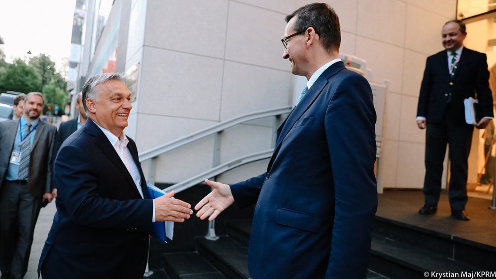 "Mieliśmy te same stanowiska. Dziękuję premierowi Orbánowi za znakomitą współpracę i historyczną konstrukcję tego kontraktu dla Polski, Węgier i dla całej Europy" - napisał premier Morawiecki..