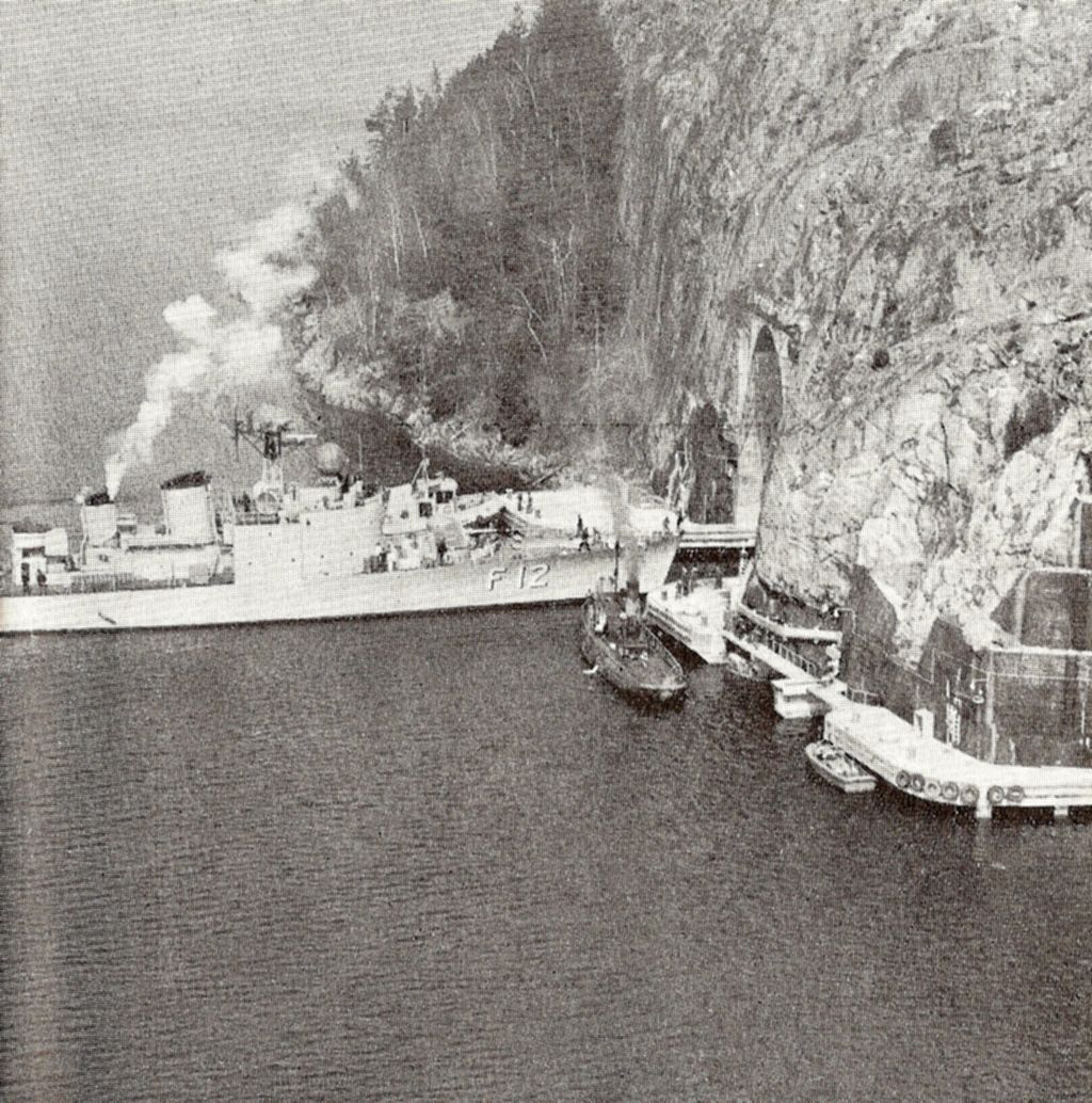 Statek wchodzący do tunelu. HMS Sundsvall (J12)