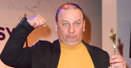 Ma partnerkę w wieku córki. Jego ukochana jest o 21 lat młodsza