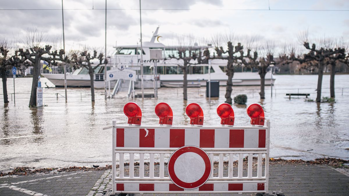 KONIGSWINTER, GERMANY - JANUARY 05: A view of the flooded street after the overflow of the Rhine River in Konigswinter, Germany on January 05, 2023. Many streets had to be blocked because of the water that filled up the streets. (Photo by Hesham Elsherif/Anadolu via Getty Images)