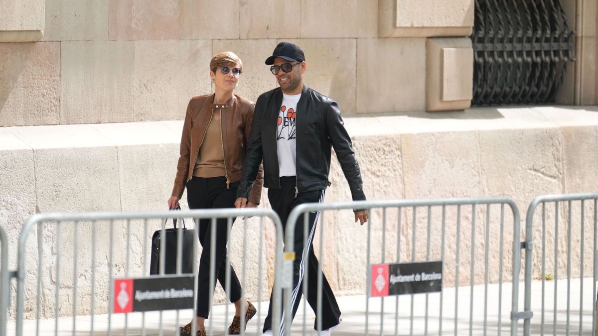 Na zdjęciu: Dani Alves wraz ze swoją prawniczką
