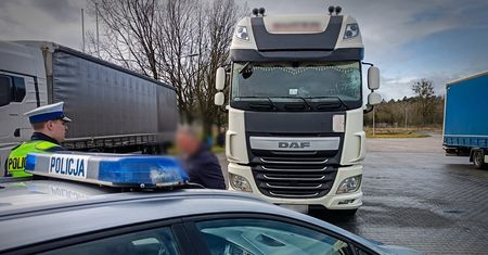 Kierowca tira wyłamał rogatki. Policja nie miała litości