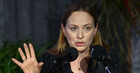"Ani złotówka". Minister tłumaczy się z umowy z resortem