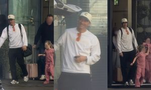 TYLKO NA PUDELKU. Robert Lewandowski z córkami WYCHODZĄ z lotniska w Warszawie. Przylecieli prosto z Chicago. Nie ma to jak w domu? (ZDJĘCIA)