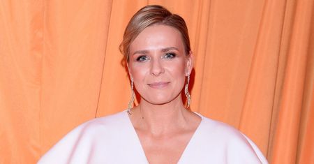 Aneta Zając ćwiczy w salonie. Robi to codziennie i widać efekty