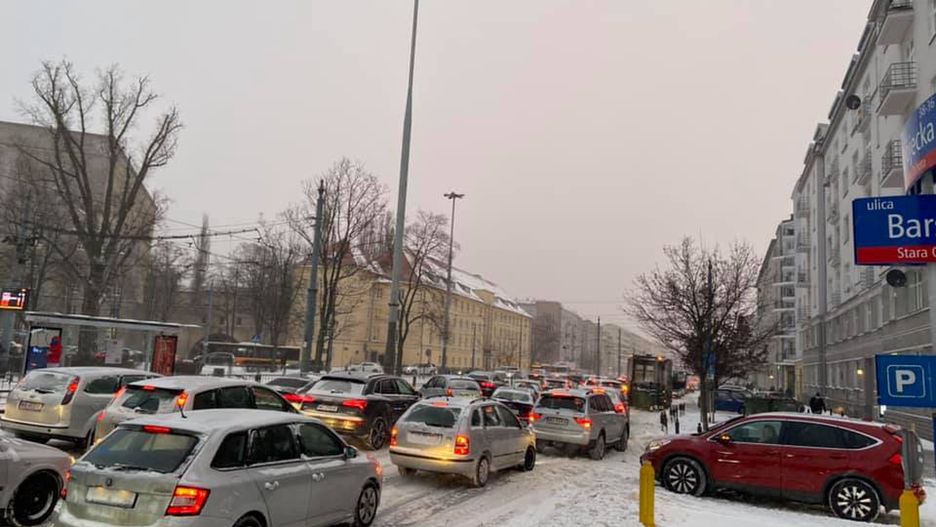 Warszawa. W poniedziałek popołudniu korki tworzą się m.in. na Ochocie