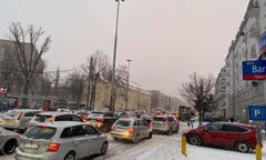 Warszawa. Kierowcy w korkach przez opady śniegu. Zwołano sztab kryzysowy