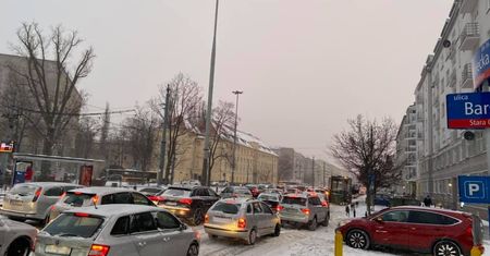 Warszawa. Kierowcy w korkach przez opady śniegu. Zwołano sztab kryzysowy