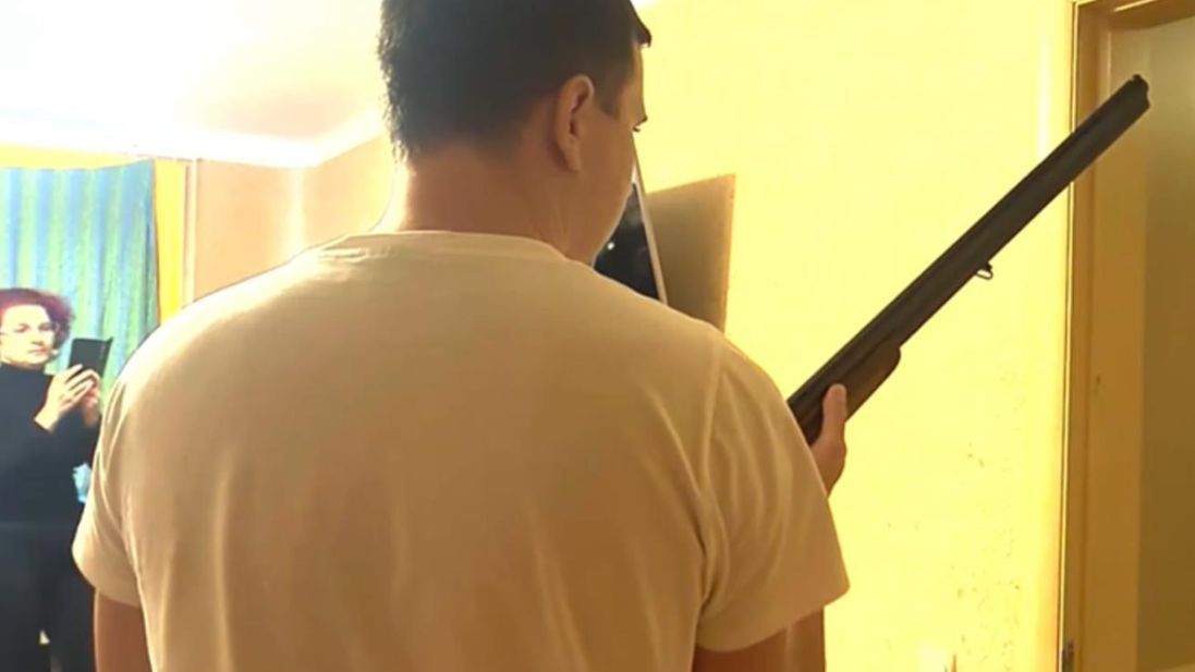 Mieszkaniec Mińska strzelił do oficera KGB podczas nalotu na jego mieszkanie.