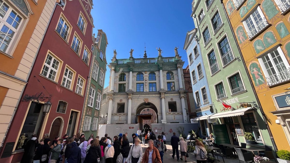 Złota Brama znajduje się na początku ul. Długiej