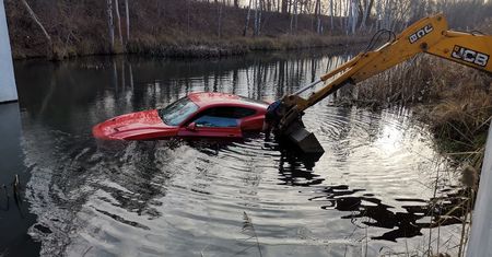 Mustangiem wjechał do wody. Kierowca ze Śląska miał sporo szczęścia