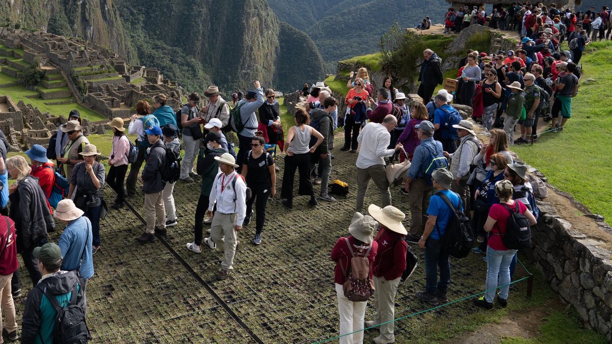 Tłumy turystów odwiedzają Machu Picchu każdego dnia 