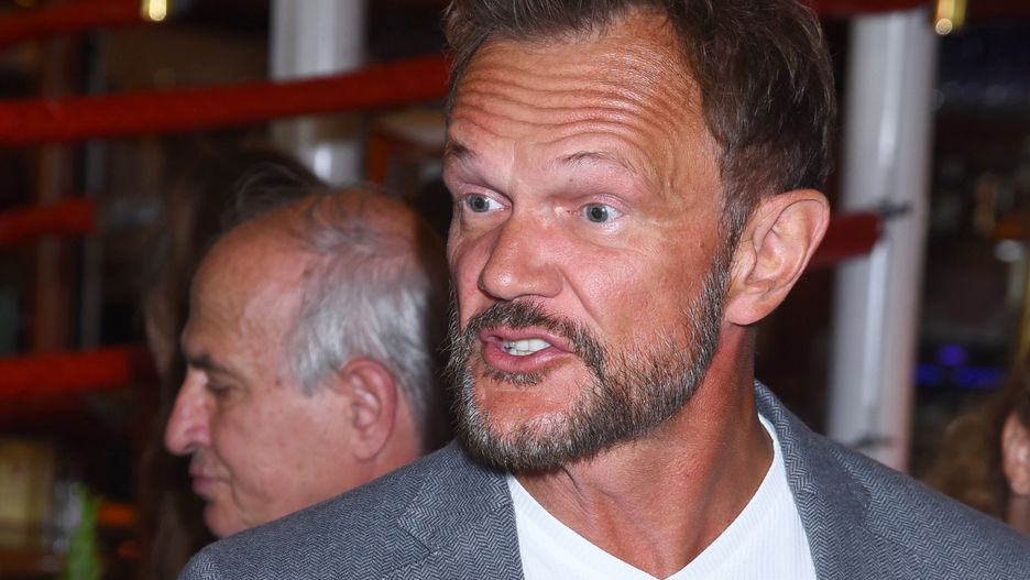 Cezary Pazura pokazał, co chowa pod koszulą