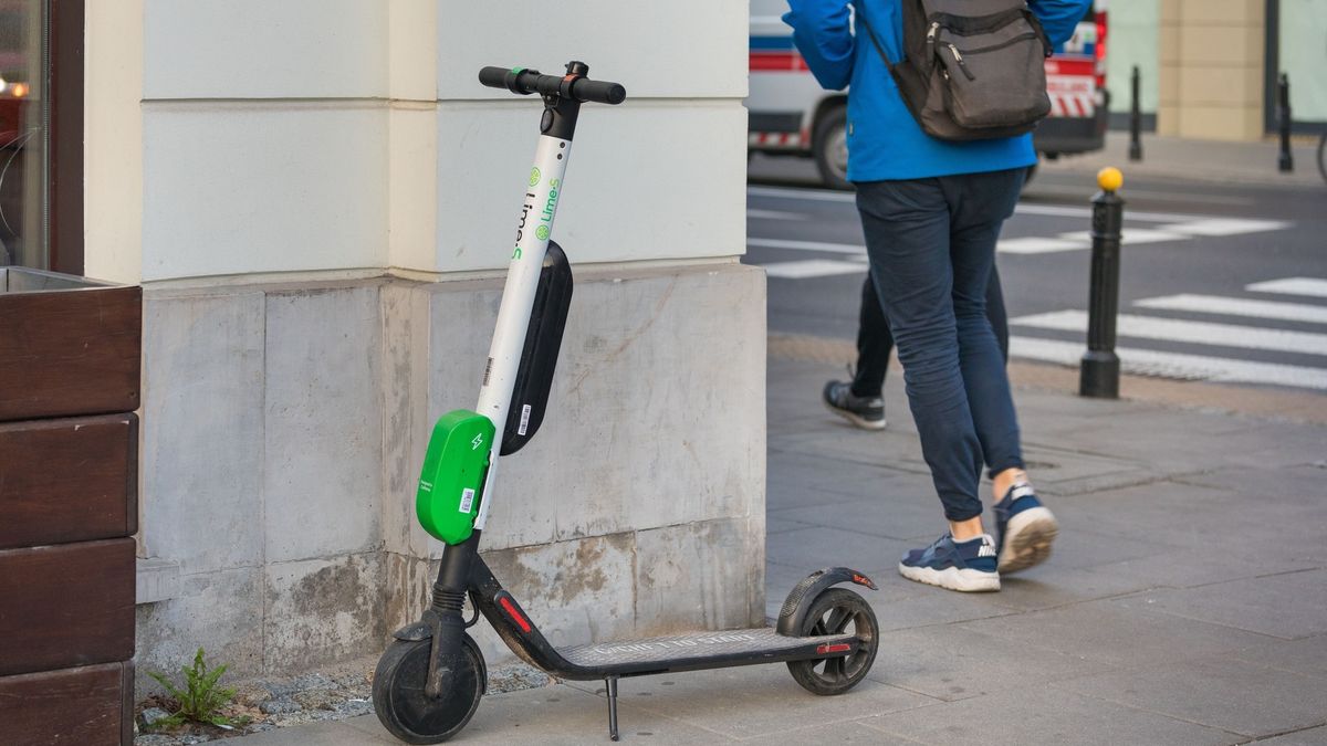 W kontekście naszego prawa elektryczne hulajnogi stanowią problem. ZDM wysłał pytania do Ministerstwa Infrastruktury, na które będzie trudno znaleźć odpowiedzi.