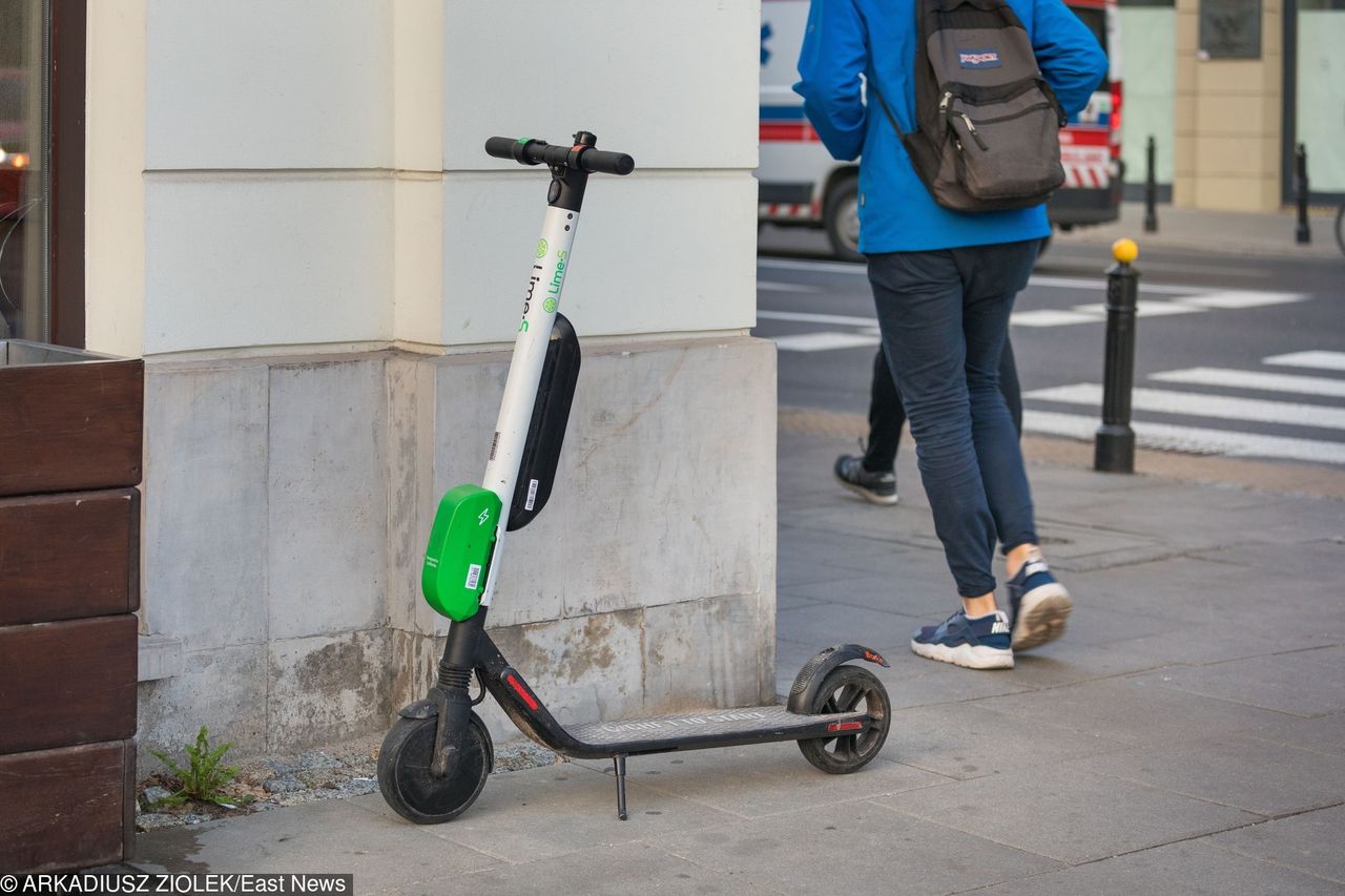 W kontekście naszego prawa elektryczne hulajnogi stanowią problem. ZDM wysłał pytania do Ministerstwa Infrastruktury, na które będzie trudno znaleźć odpowiedzi.