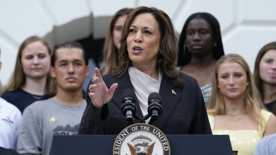 Przem�wienie Kamali Harris
Vice President Kamala Harris speaks from the South Lawn of the White House in Washington, Monday, July 22, 2024, during an event with NCAA college athletes. This is her first public appearance since President Joe Biden endorsed her to be the next presidential nominee of the Democratic Party. (AP Photo/Susan Walsh)
Susan Walsh
