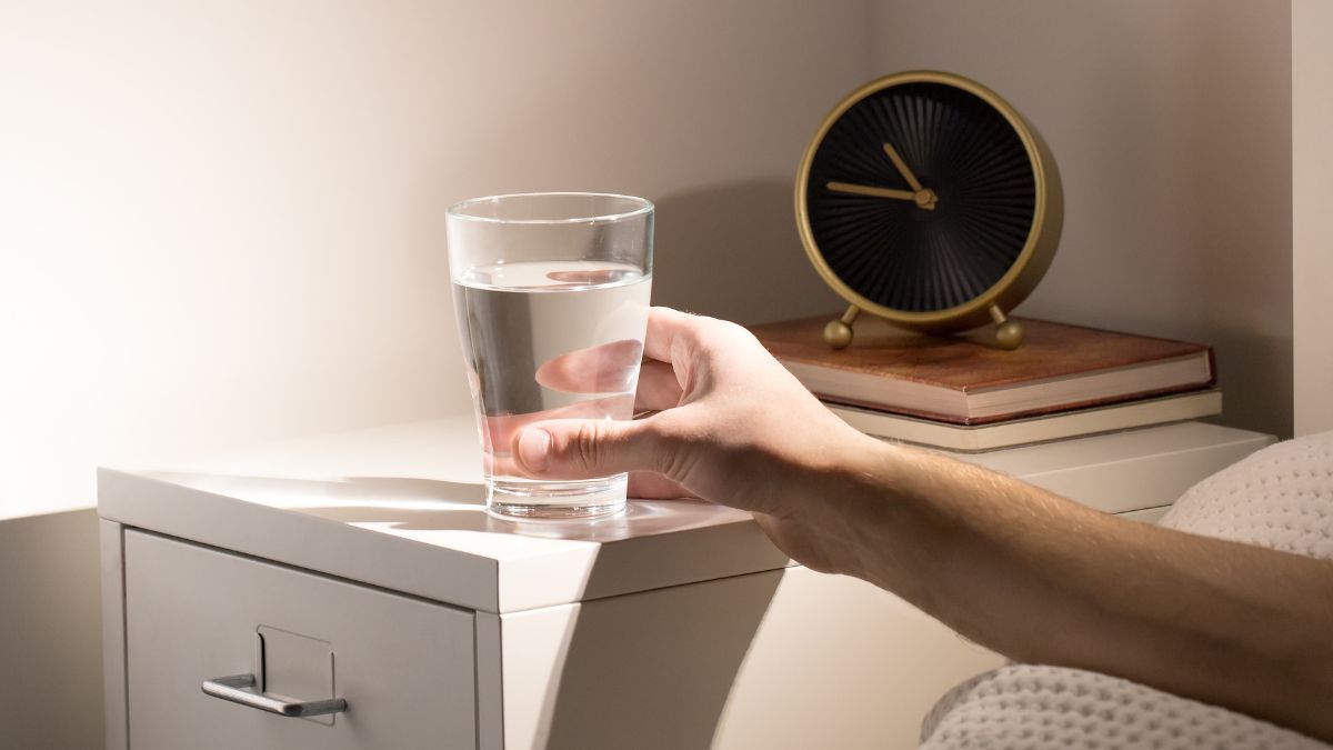 Czy powinno się pić wodę przed snem? 