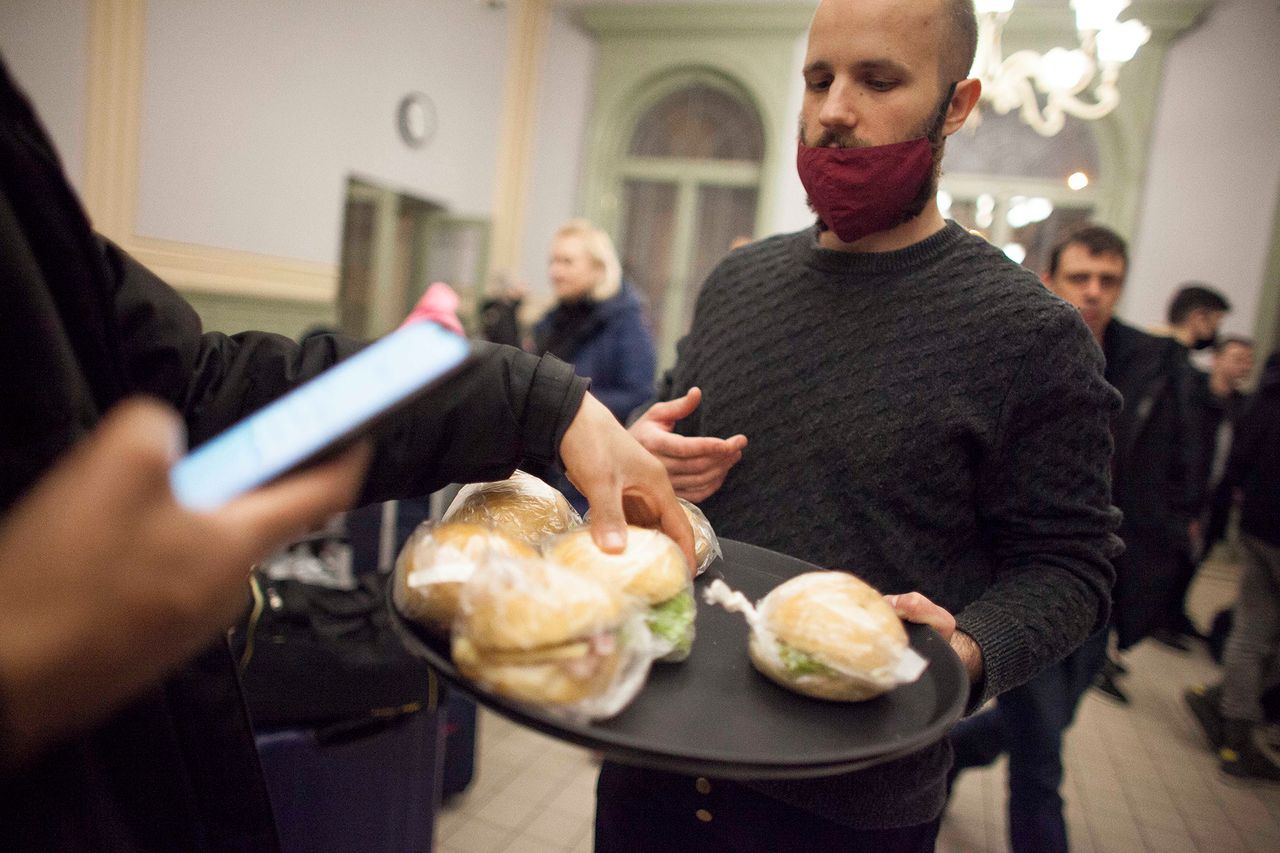Wolontariusze pomagają Ukraińcom po przybyciu do Przemyśla.