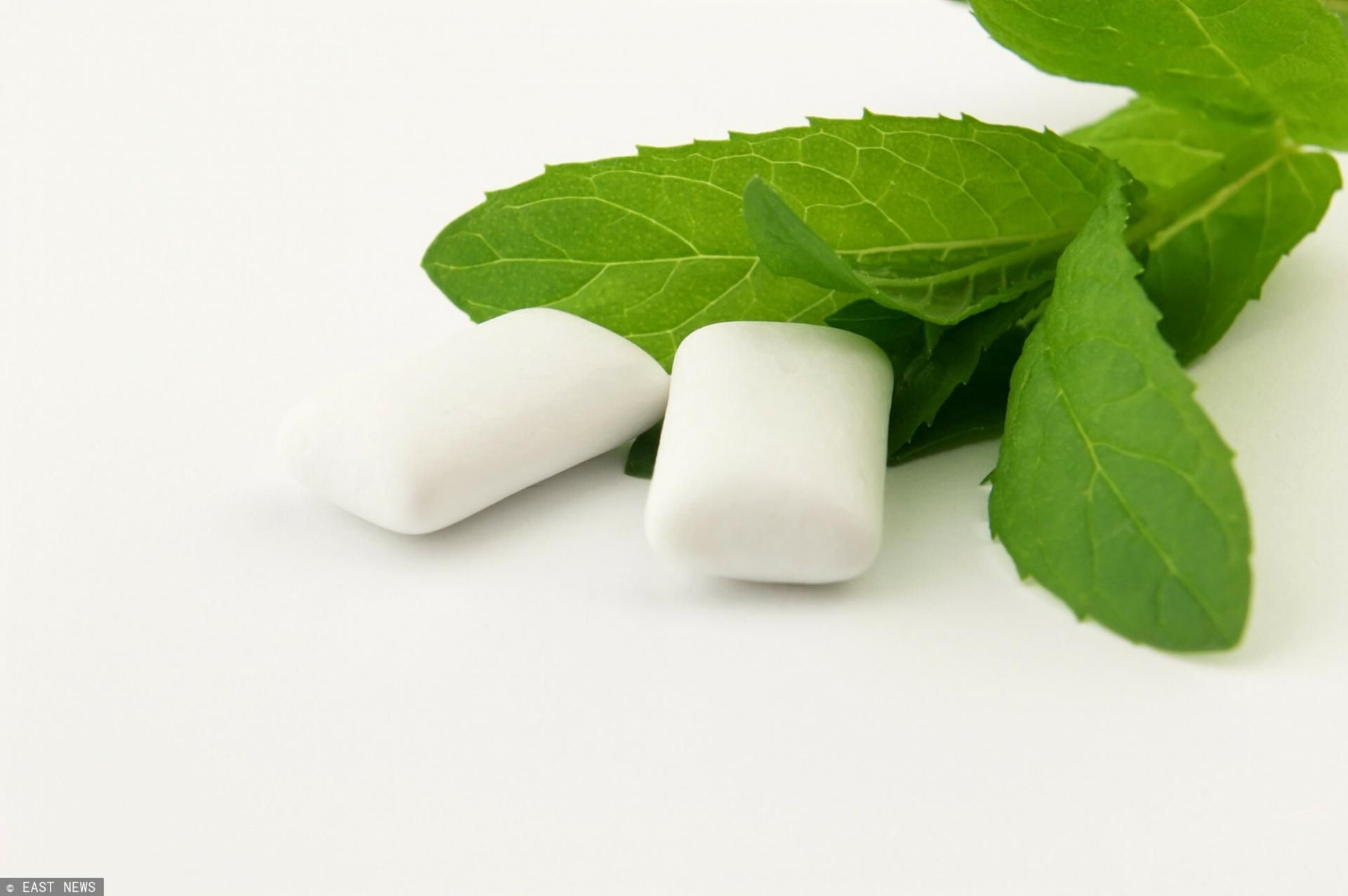 Żucie gumy na czczo może mieć przykre konsekwencje. Dlaczego lepiej z niej zrezygnować?