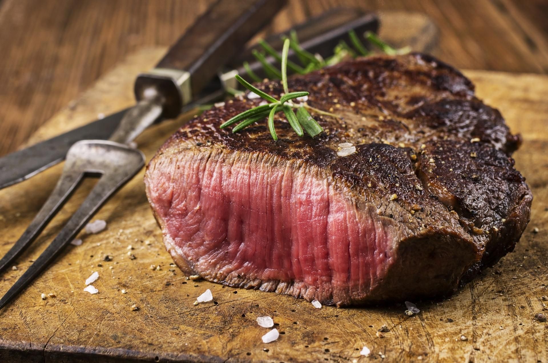 Zjedzenie krwistego steku może prowadzić do zatrucia pokarmowego