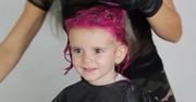 Pofarbowała 2-letniej córce włosy na różowo. “Powinni jej ograniczyć prawa rodzicielskie”