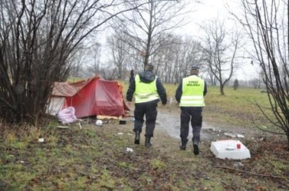 Strażnicy miejscy obdarowali bezdomnych