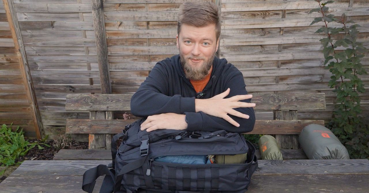 Dawid Kamizela radzi, jak spakować plecak ratunkowy. Dobrze zapakowany daje bezpieczeństwo podczas pierwszych godzin kryzysu