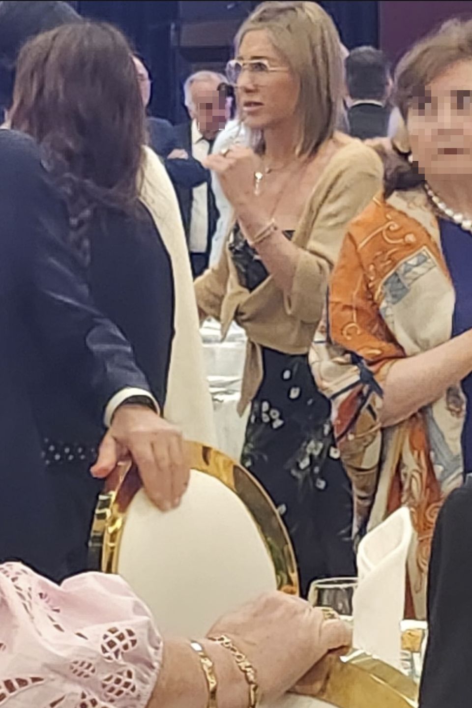 Wydekoltowana Jennifer Aniston mknie na pogrzeb
