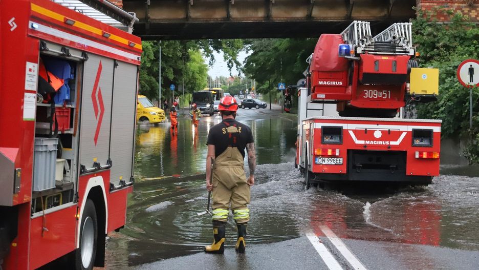 W powiecie świeckim w nocy z 16 na 17 lipca w dwóch miejscowościach strażacy po ulewnych deszczach udrażniali zalane drogi/zdjęcie ilustracyjne
