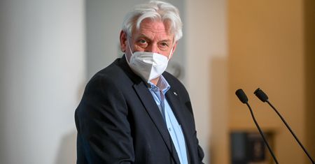 Doradca premiera chce przymusowych szczepień. "Ręka nas świerzbi"