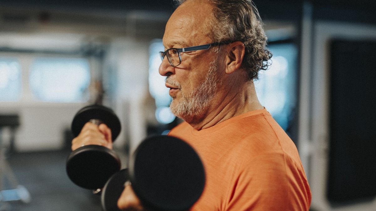 Side view of active senior man exercising with dumbbells at gym
Maskot
fitness, fitness journey, lifestyle, training, wellness