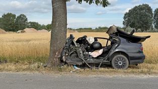 Poważny wypadek koło Chełmna. Nieprzytomna kobieta uwięziona w aucie