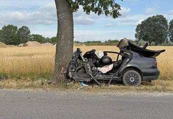 Poważny wypadek koło Chełmna. Nieprzytomna kobieta uwięziona w aucie