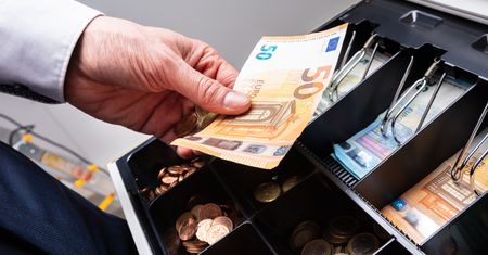 Kursy walut 23.02.2022. Środowy kurs funta, euro, dolara i franka szwajcarskiego