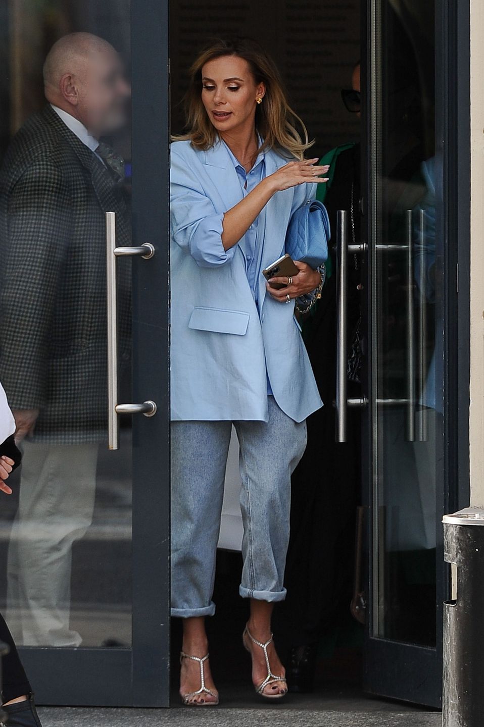 Wystylizowana Izabela Janachowska na obiedzie na mieście