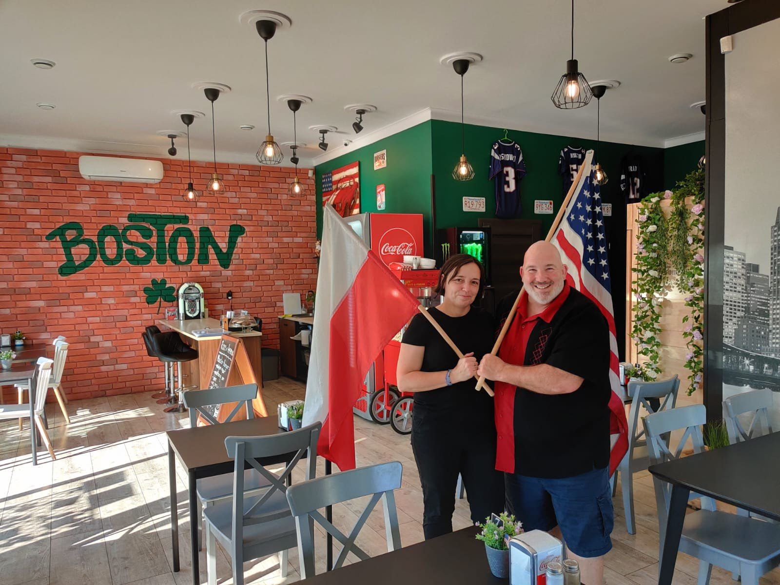 Ta zbiórka na rzecz dzieci z Domu Dziecka &#34;Młody Las&#34; w Toruniu idzie jak burza! Zorganizowali ją kibice piłkarskiej elany Toruń, a wsparło swoimi voucherami wiele znanych firm lokalnych. W ciągu kilku dni uzbierano już blisko13 tysięcy złotych! Akcję wsparła też restauracja Joanny i Ricky&#39;go Sampsonów &#34;Ricky, Ricky z Ameryki&#34; oraz tak znane lokale jak &#34;Chleb i Wino&#34; czy &#34;Manekin&#34; i &#34;Am Am Kebab&#34;.