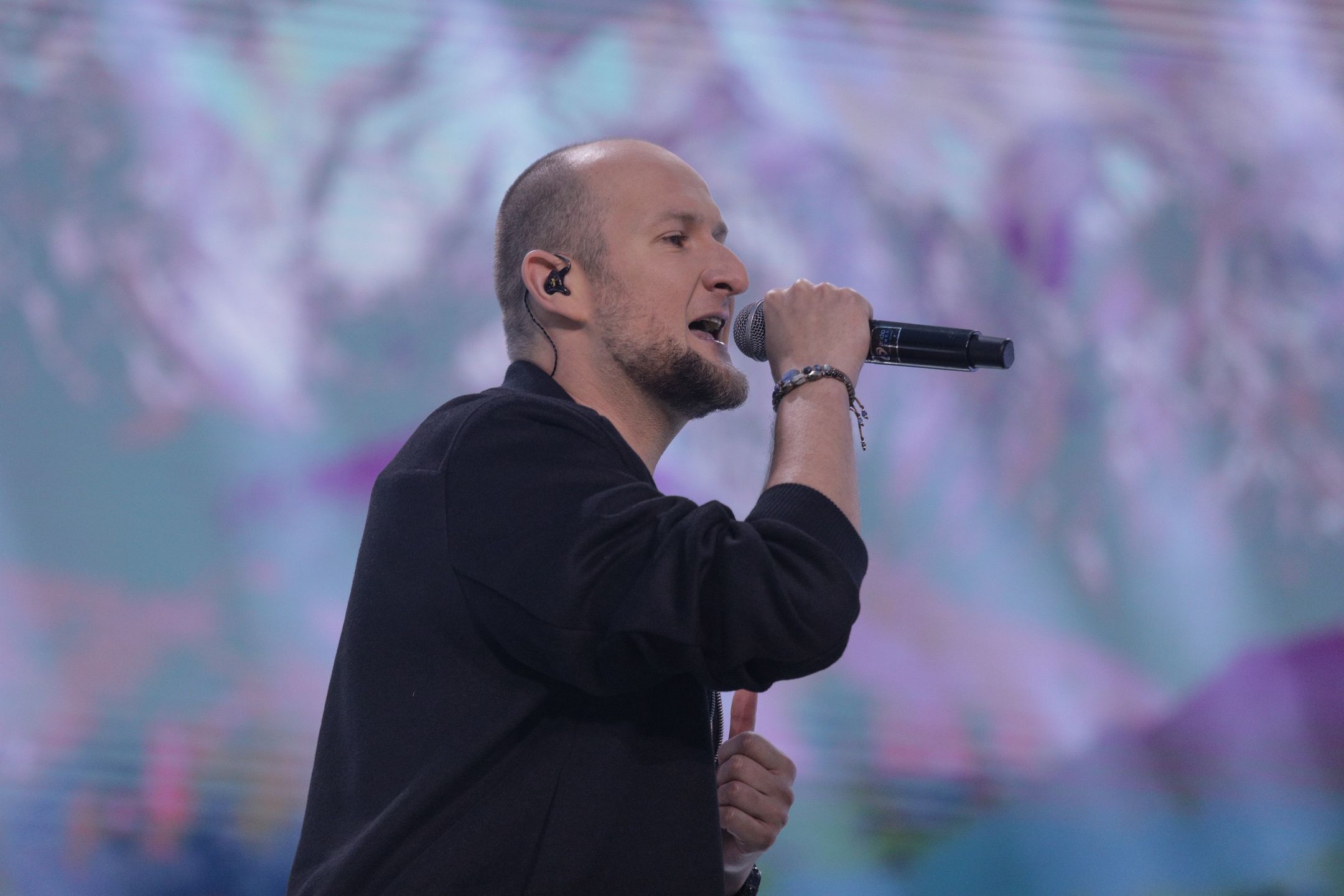 Warszawa 25.04.2022. Koncert pt. Chwala Ukrainie.Dzisiaj Ukraina jest kobieta, na Placu Pilsudskiego. N/z Grubson ( Tomasz Iwanca ) .