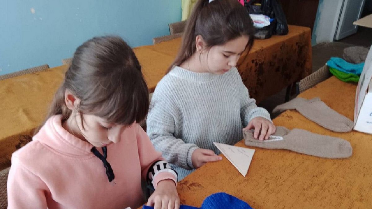 Dzieci są wykorzystywane do różnych prac związanych z wojskiem.