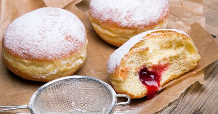Skąd się wzięły pączki? Od twardej buły ze słoniną do puszystej słodkiej przekąski